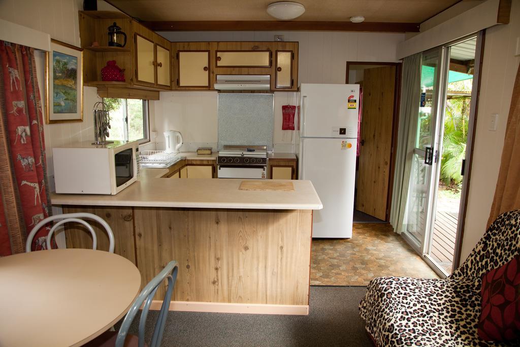 Lake Eacham Tourist Park & Cabins Bilik gambar