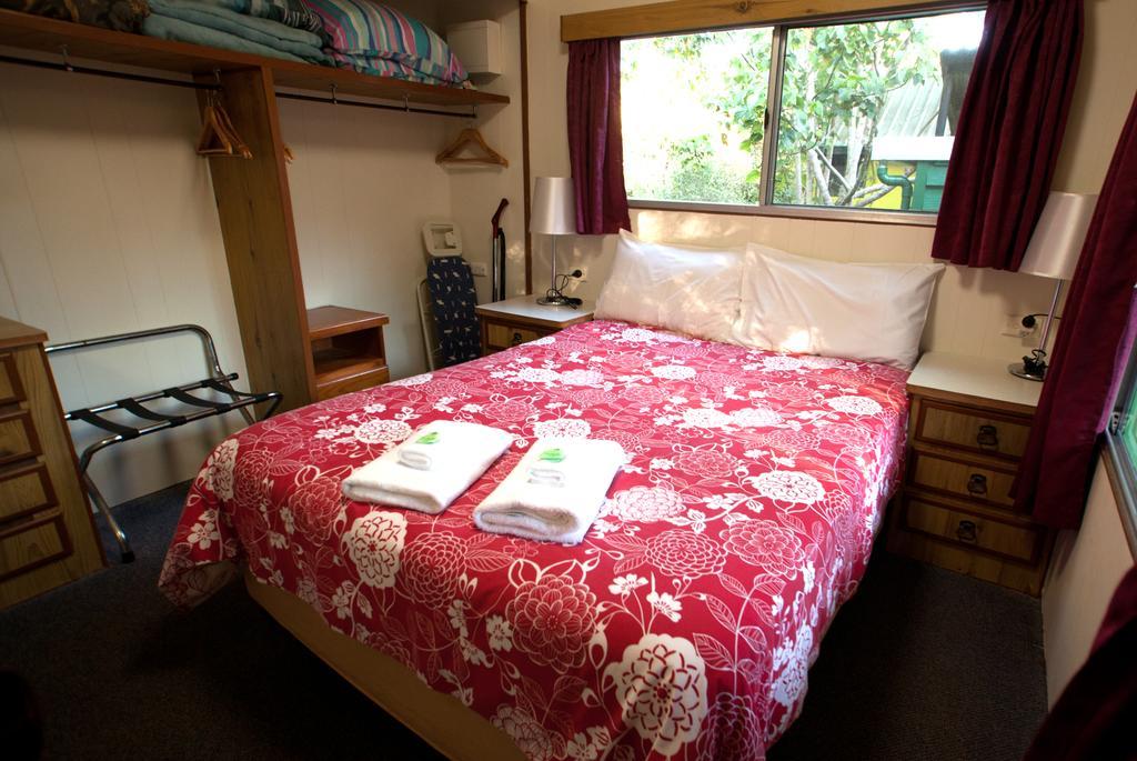 Lake Eacham Tourist Park & Cabins Bilik gambar