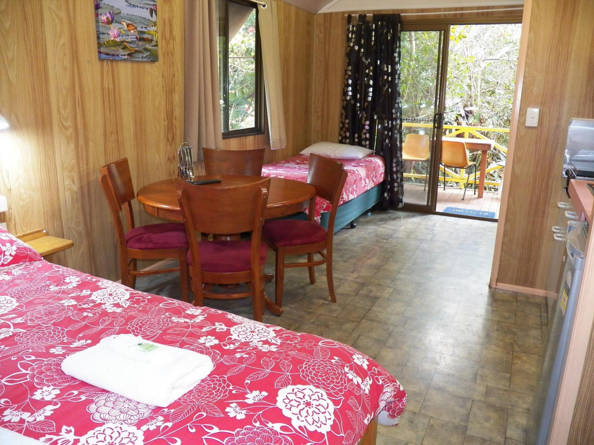 Lake Eacham Tourist Park & Cabins Bilik gambar
