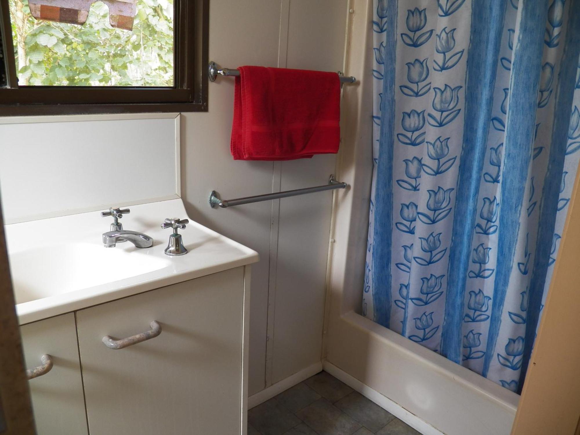Lake Eacham Tourist Park & Cabins Bilik gambar