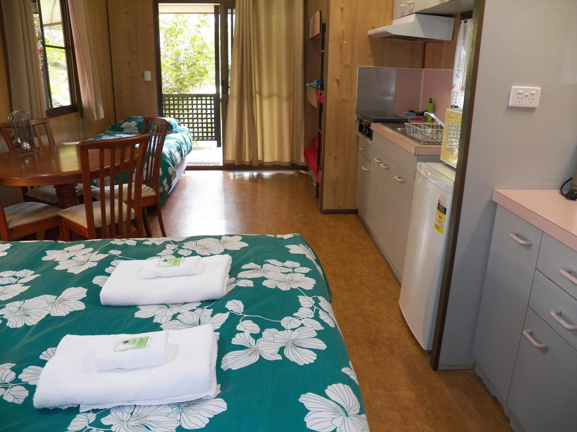 Lake Eacham Tourist Park & Cabins Bilik gambar