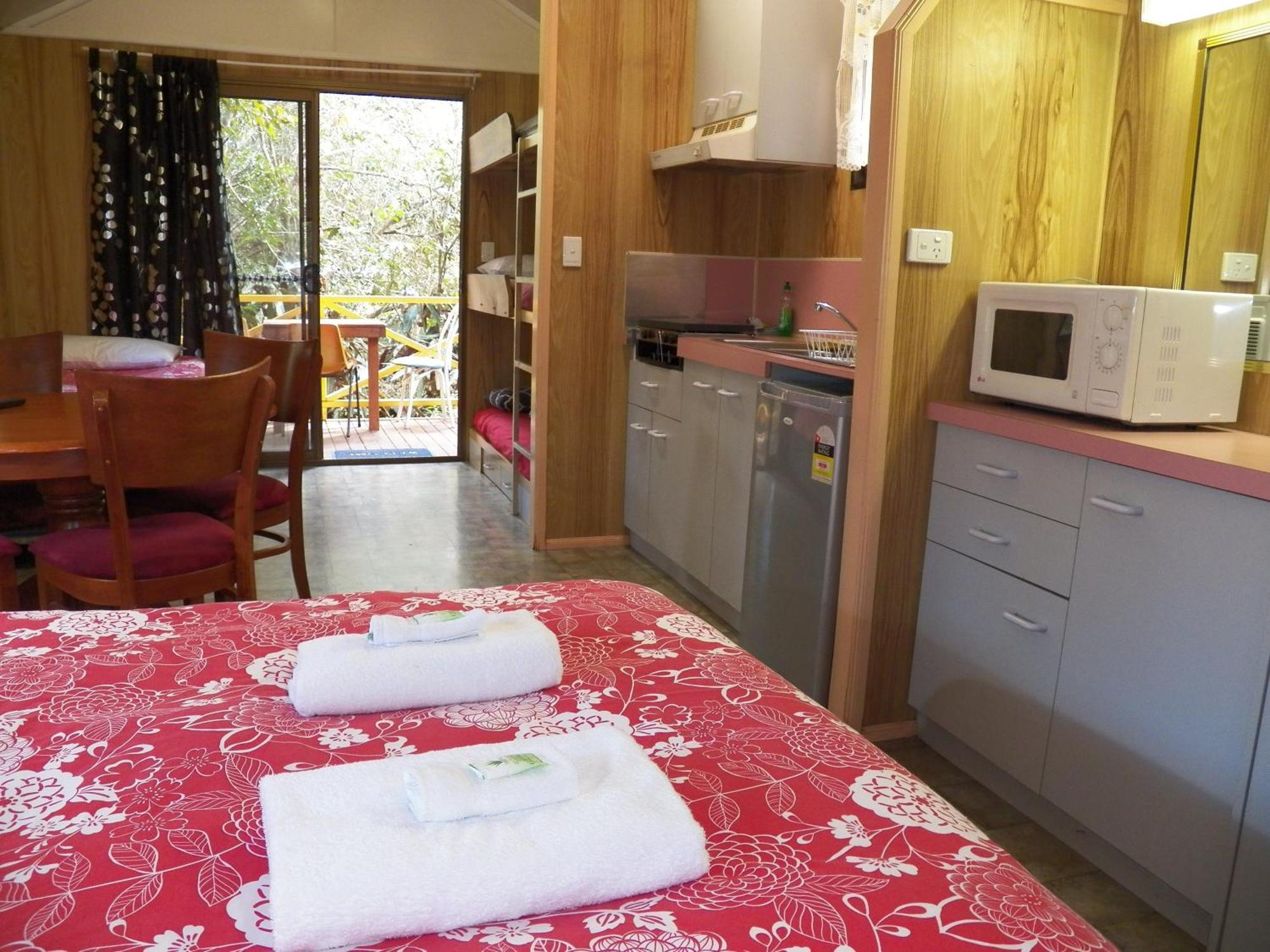 Lake Eacham Tourist Park & Cabins Bilik gambar