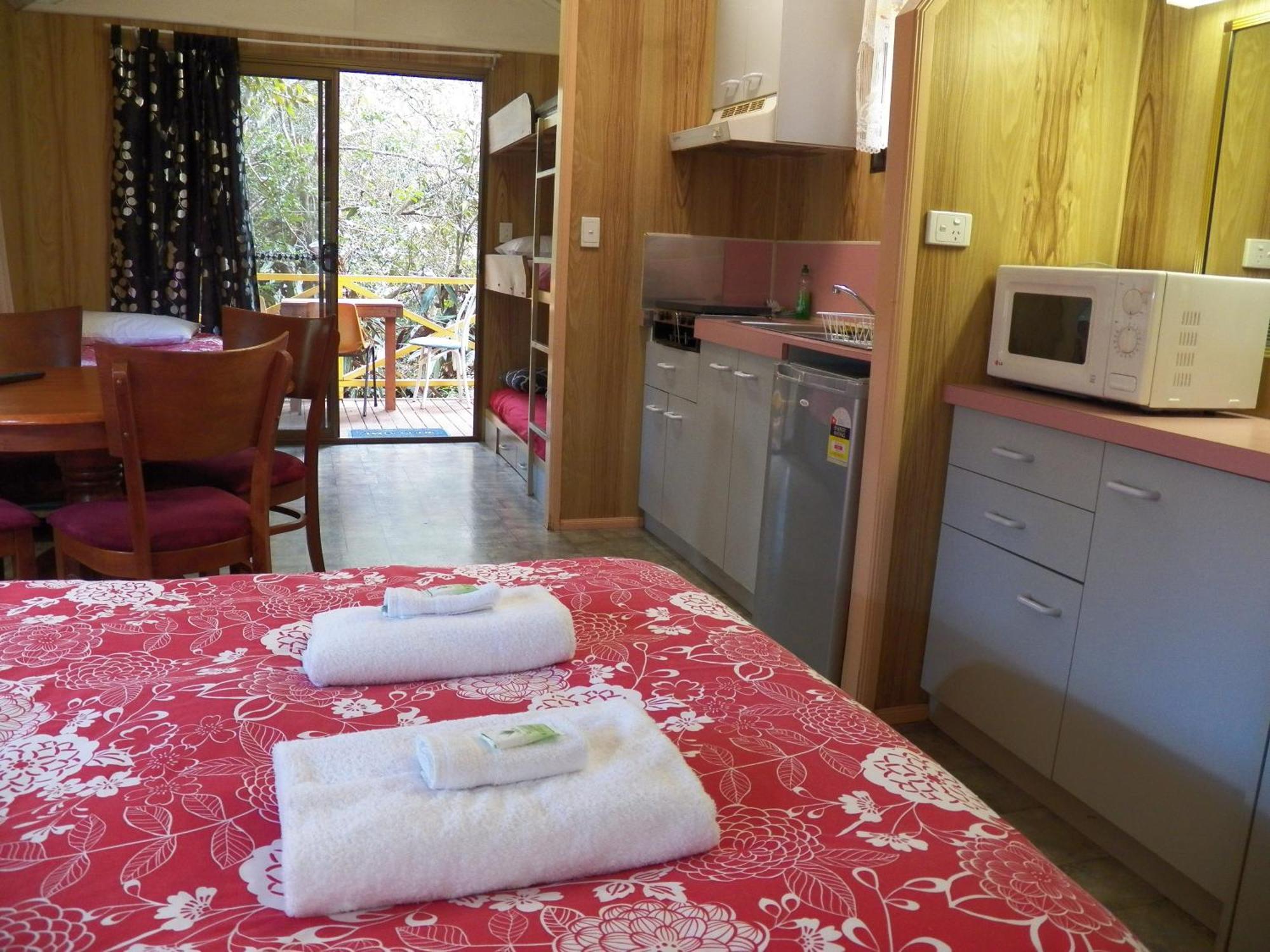 Lake Eacham Tourist Park & Cabins Bilik gambar