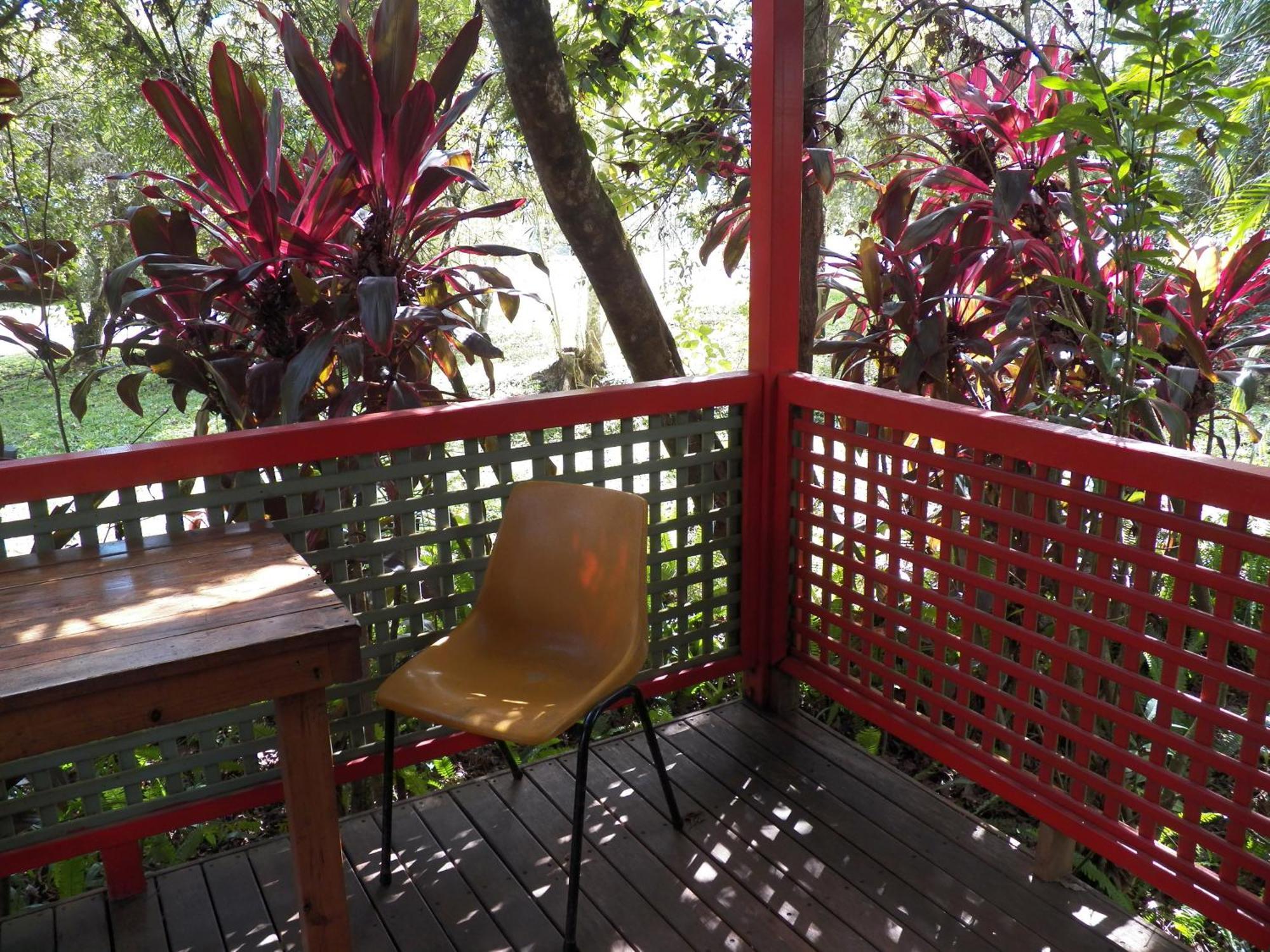 Lake Eacham Tourist Park & Cabins Bilik gambar